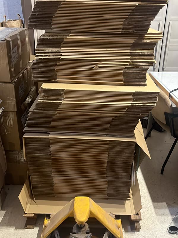 Pila de cajas de cartón plegadas sobre una transpaleta
