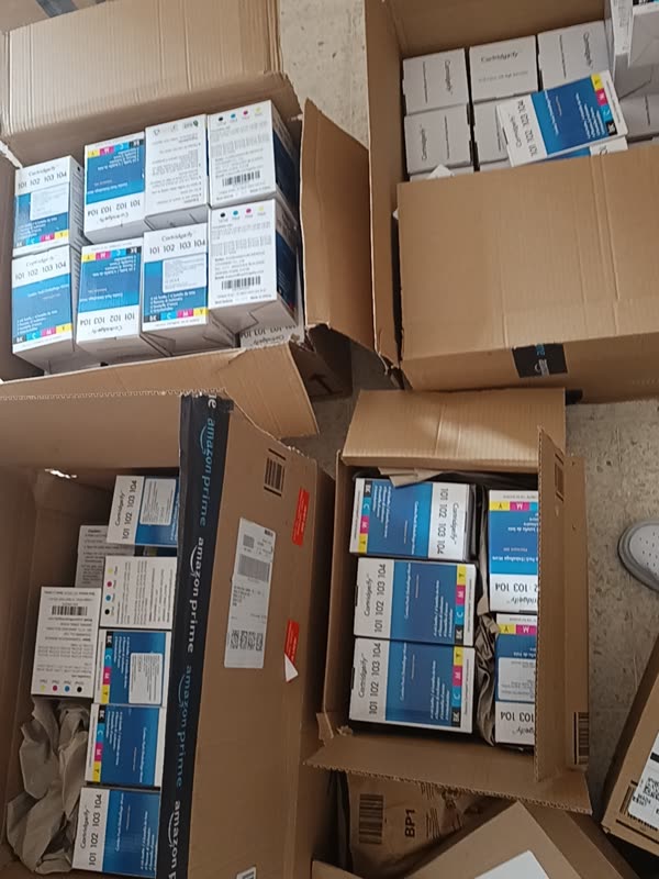 Cajas abiertas llenas de cartuchos de tinta compatibles